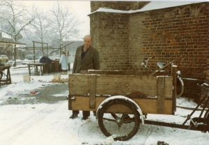 F5322 Aan het werk in de sneeuw na afloop van de markt febr 1982